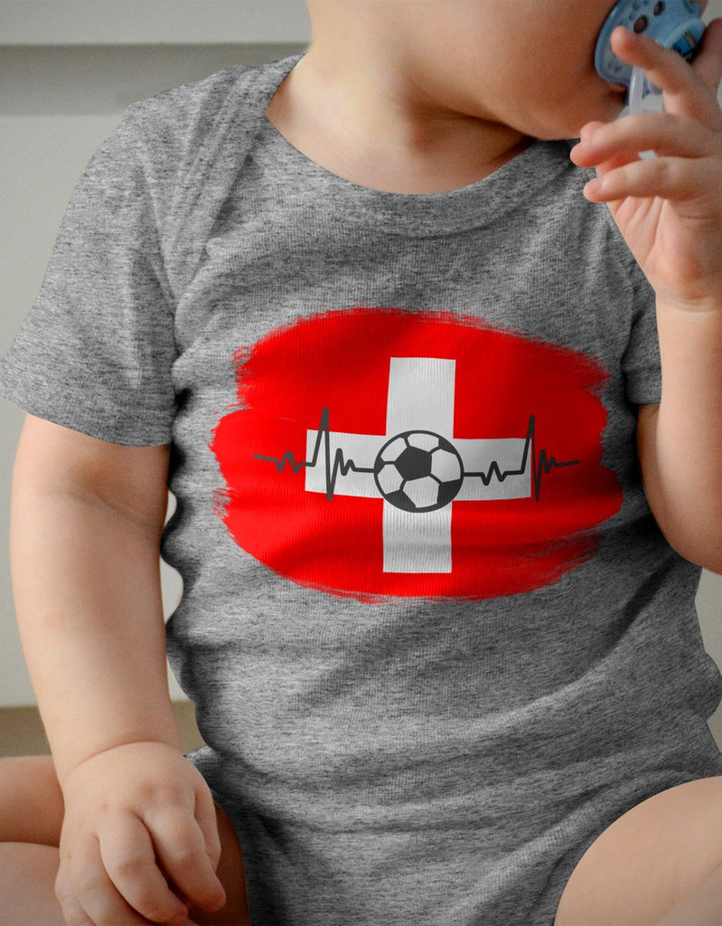 Babybody mit Spruch Schweiz Flagge mit Fussball - von Mikalino