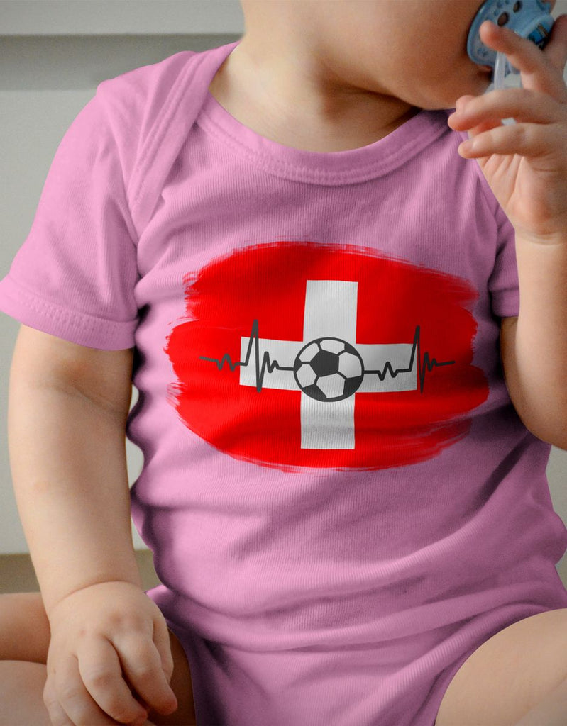 Babybody mit Spruch Schweiz Flagge mit Fussball - von Mikalino