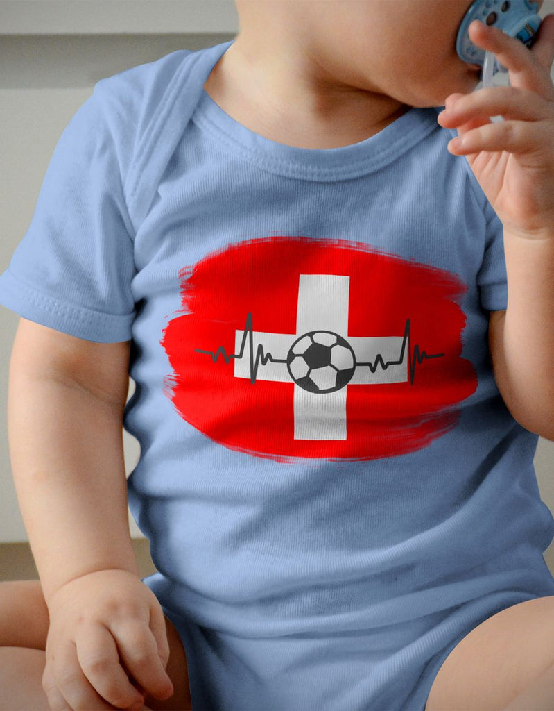 Babybody mit Spruch Schweiz Flagge mit Fussball - von Mikalino