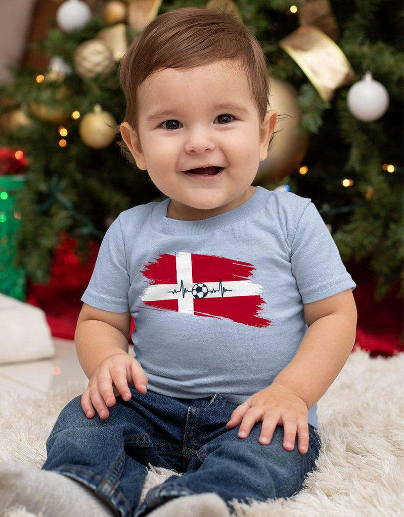 Baby / Kinder T-Shirt mit Spruch Dänemark Flagge mit Fussball - von Mikalino