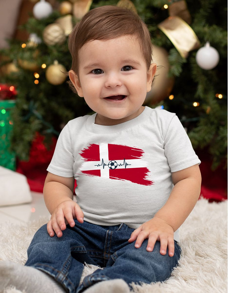 Baby / Kinder T-Shirt mit Spruch Dänemark Flagge mit Fussball - von Mikalino