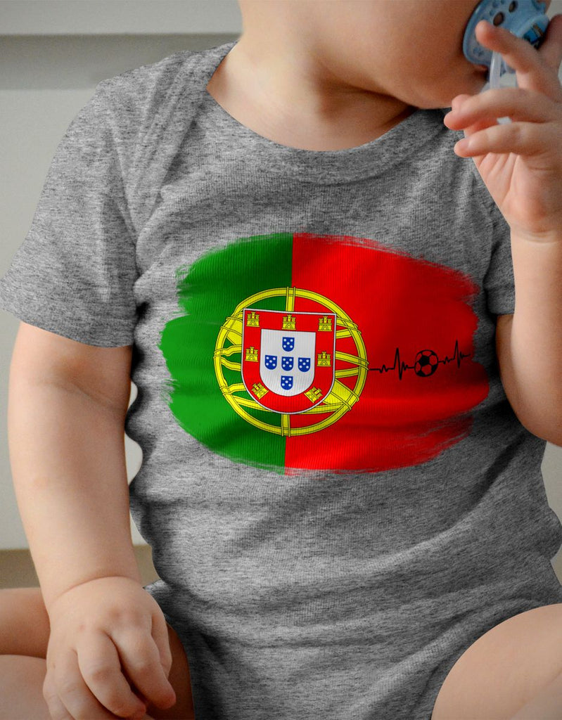 Babybody mit Spruch Portugal Flagge mit Fussball - von Mikalino