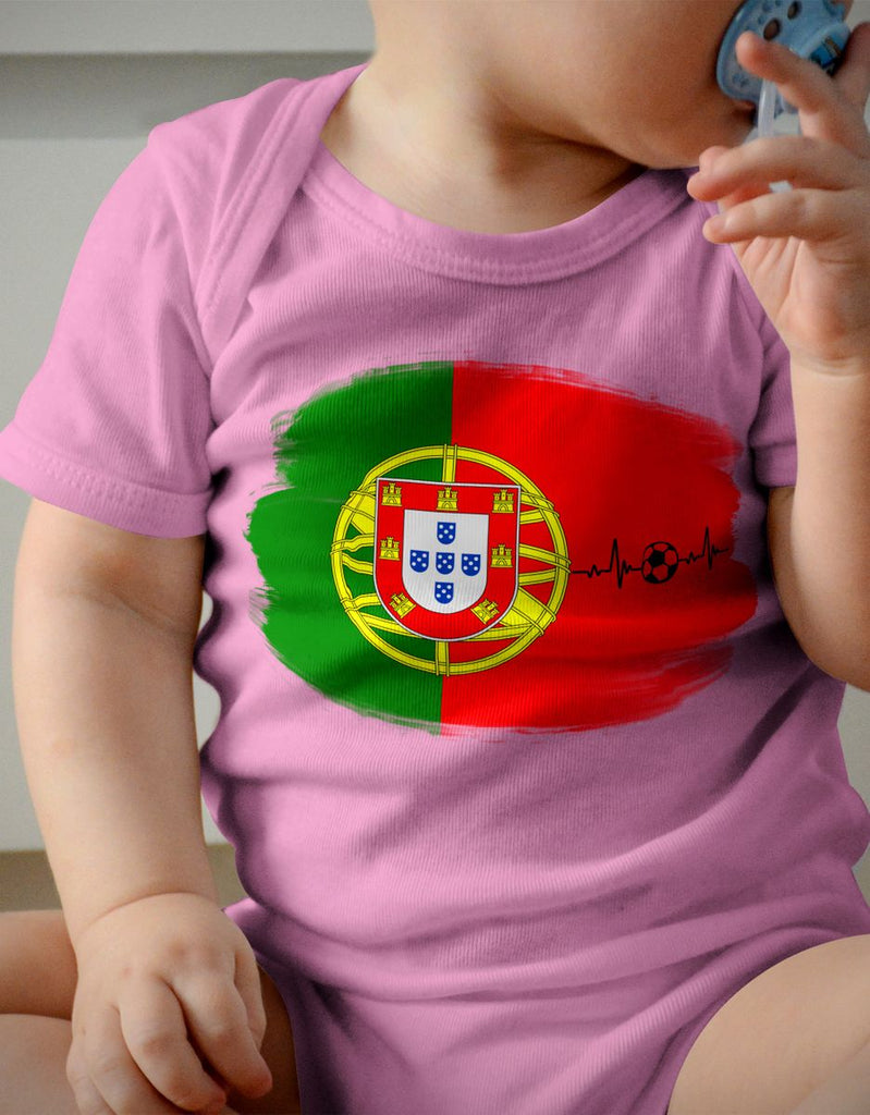 Babybody mit Spruch Portugal Flagge mit Fussball - von Mikalino