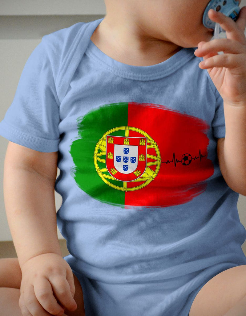 Babybody mit Spruch Portugal Flagge mit Fussball - von Mikalino