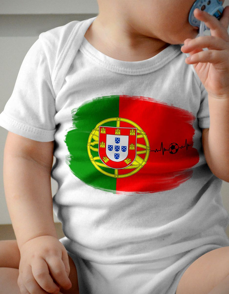 Babybody mit Spruch Portugal Flagge mit Fussball - von Mikalino