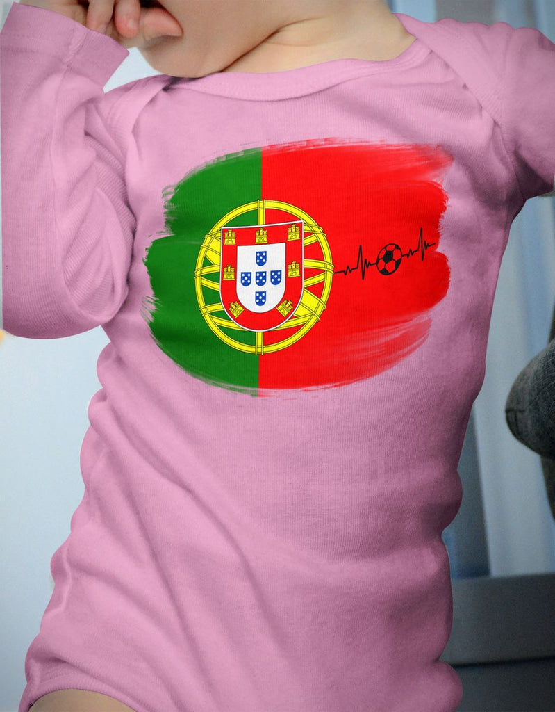 Babybody mit Spruch Portugal Flagge mit Fussball - von Mikalino