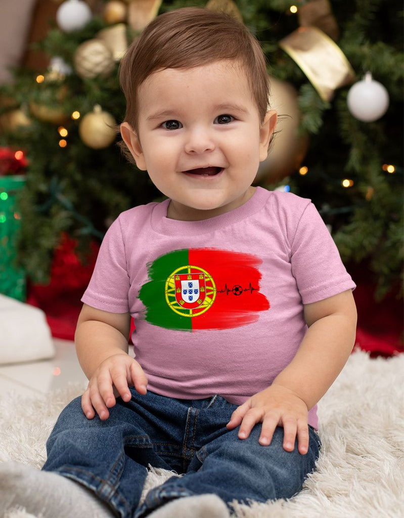 Baby / Kinder T-Shirt mit Spruch Portugal Flagge mit Fussball - von Mikalino