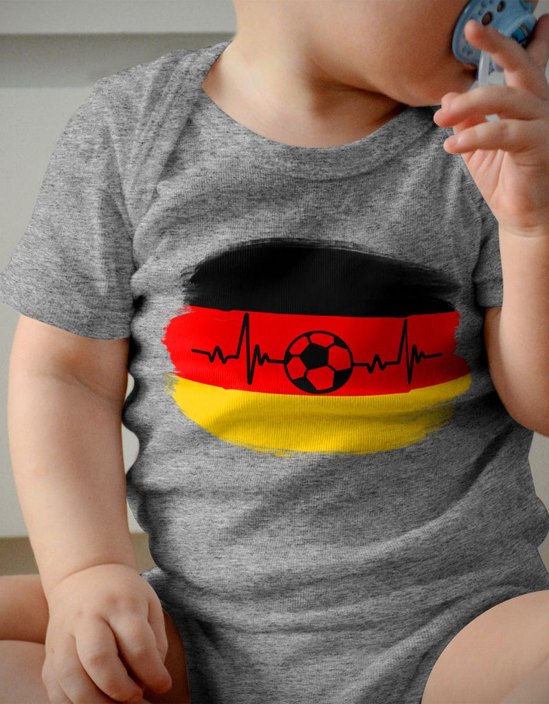 Babybody mit Spruch Deutschland Flagge mit Fussball - von Mikalino