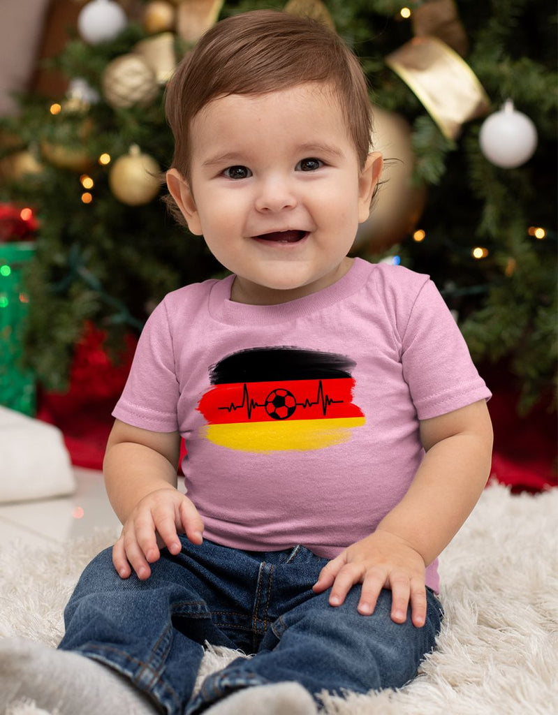 Baby / Kinder T-Shirt mit Spruch Deutschland Flagge mit Fussball - von Mikalino