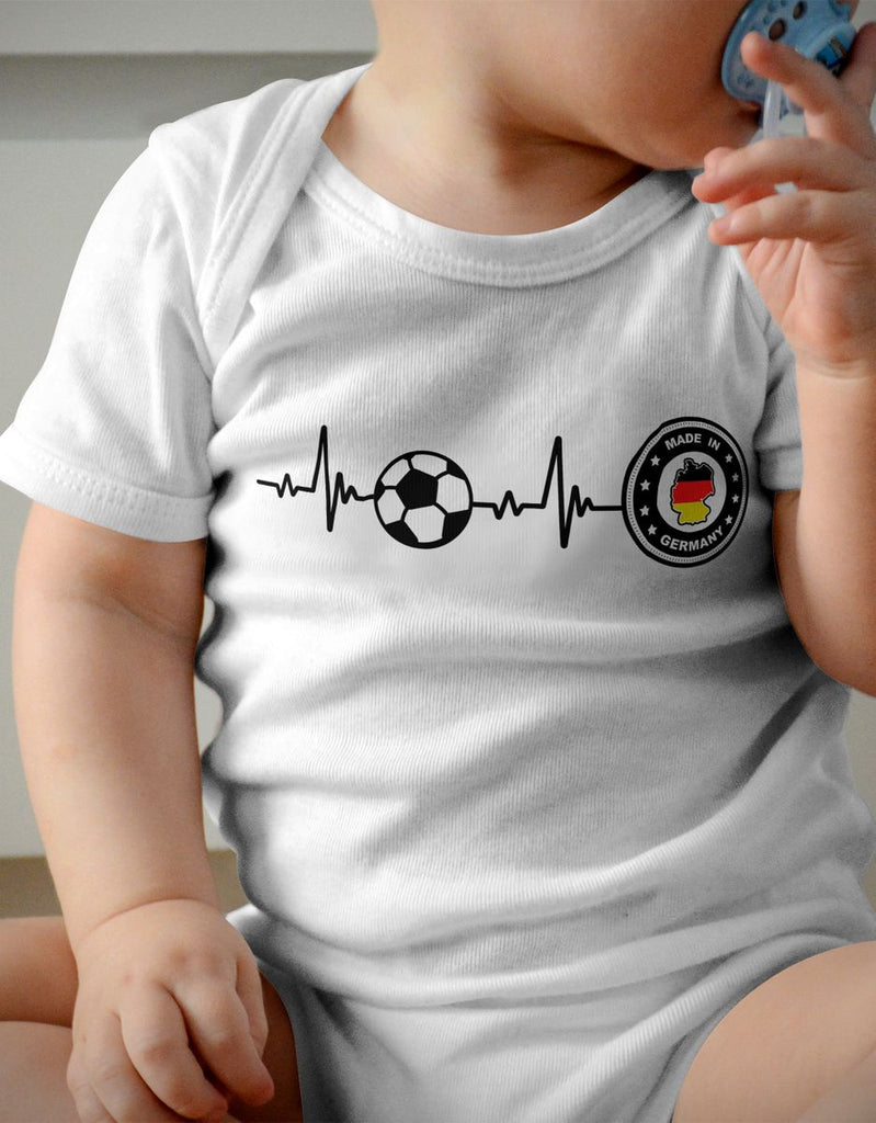 Babybody mit Spruch Mein Herz schlägt für den Fussball Deutschland - von Mikalino