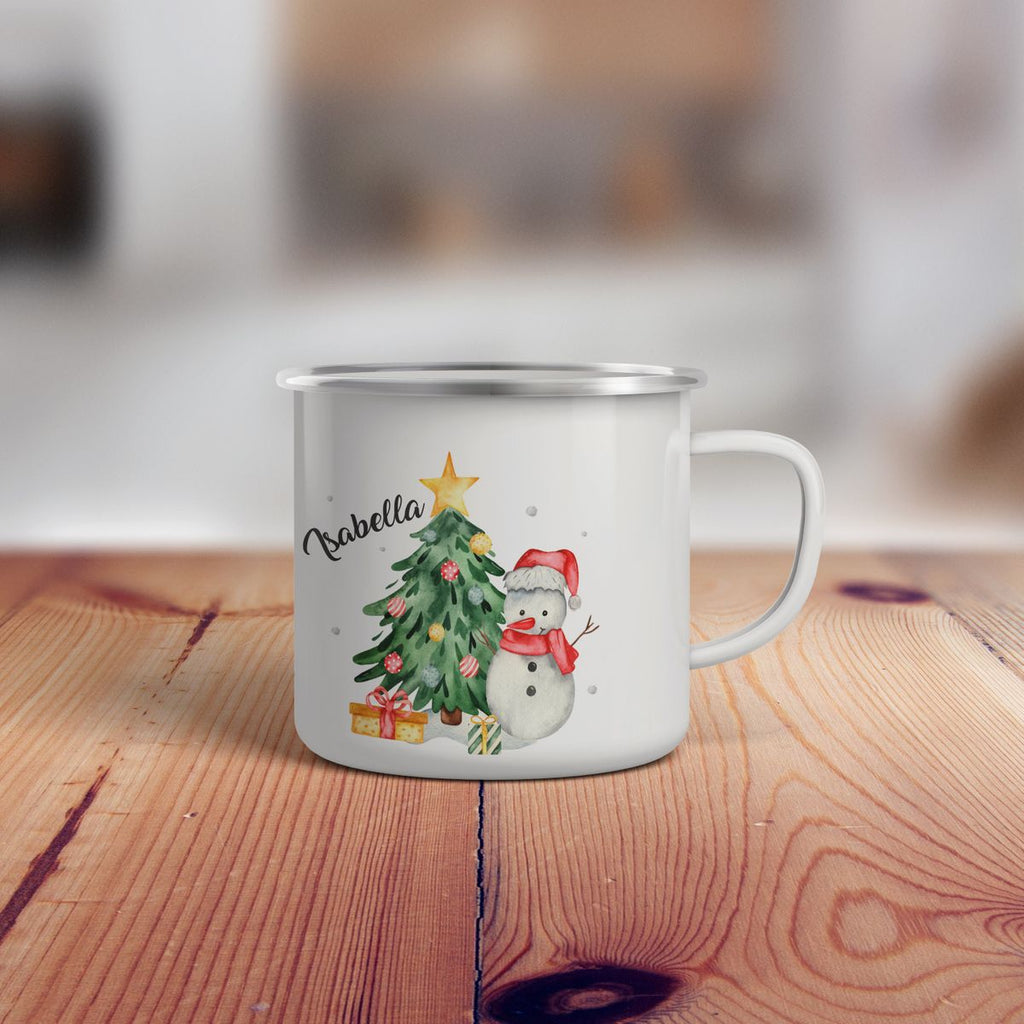 Emaille Tasse Fröhlicher Schneemann mit Weihnachtsbaum im Schnee - von Mikalino