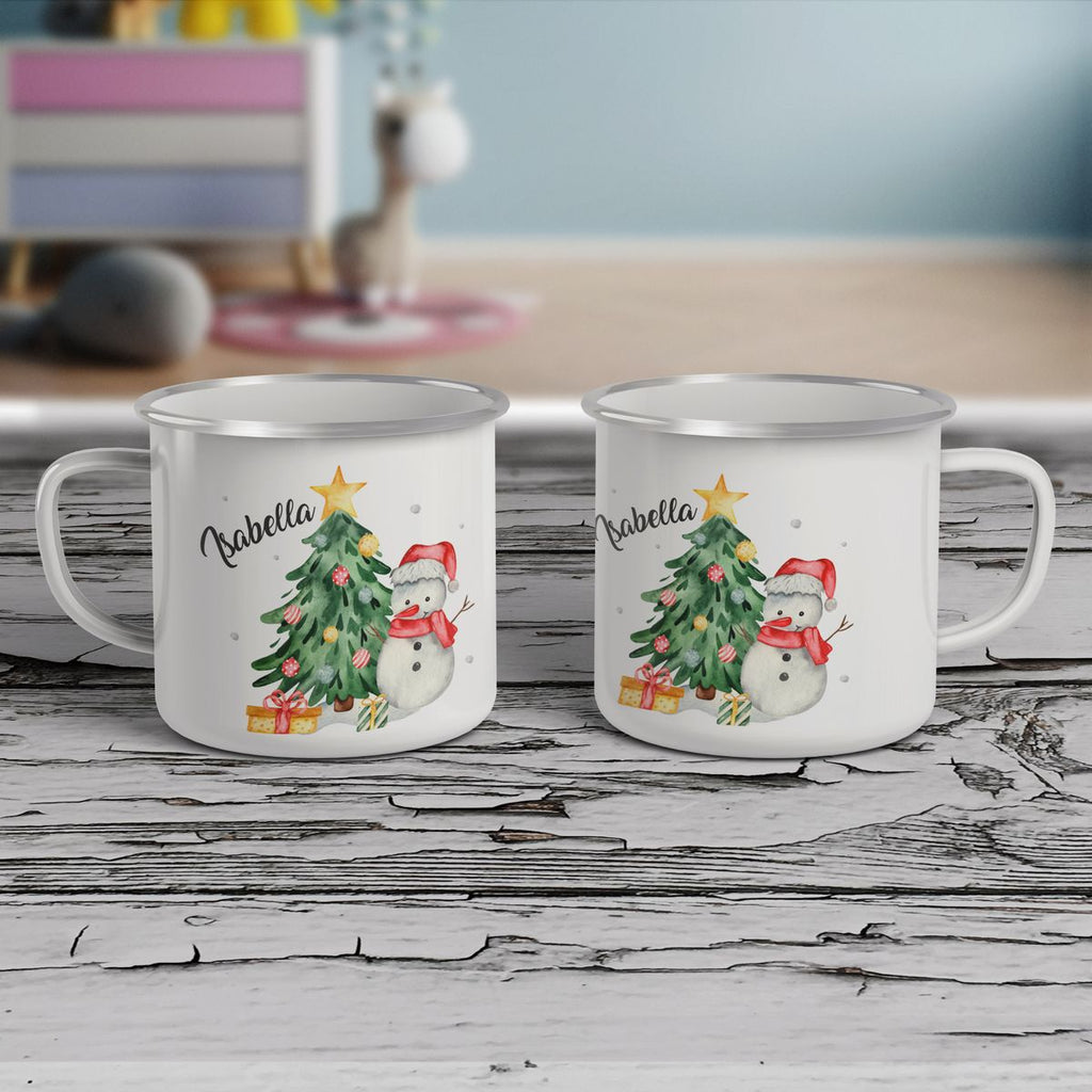 Emaille Tasse Fröhlicher Schneemann mit Weihnachtsbaum im Schnee - von Mikalino