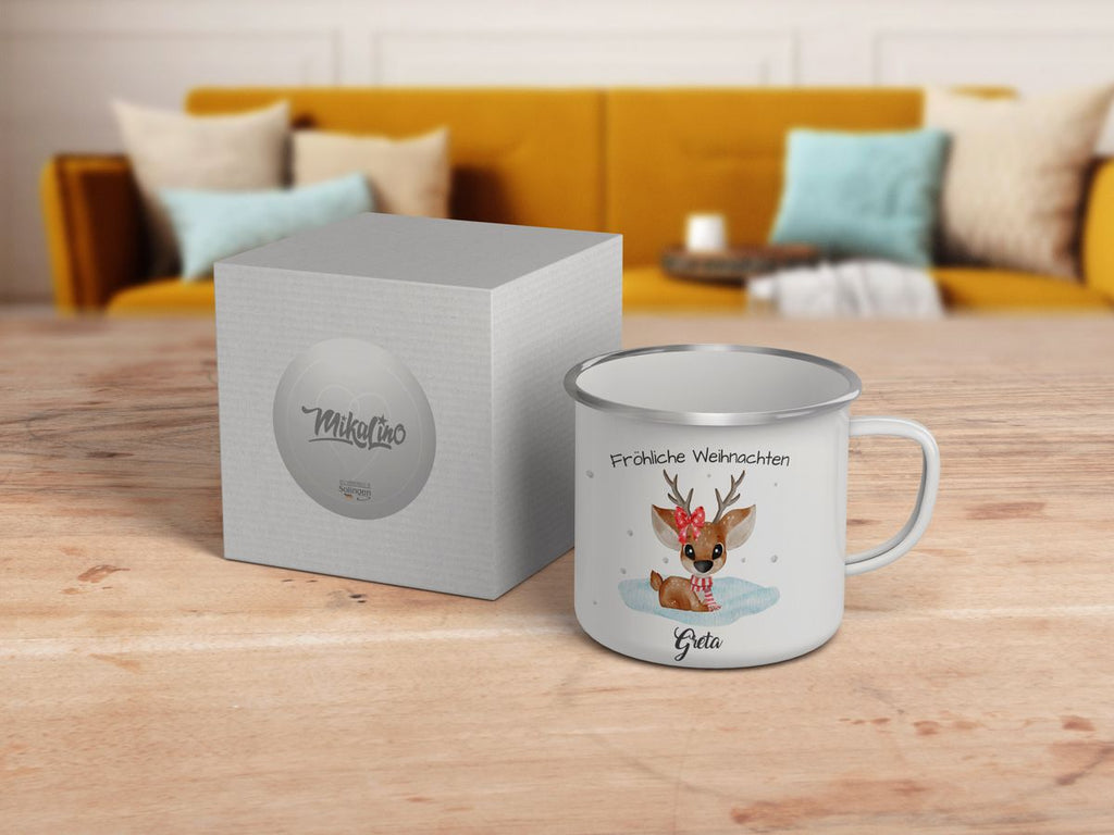 Emaille Tasse Fröhliche Weihnachten mit einem Niedlichen Reh im Schnee personalisiert mit Namen - von Mikalino