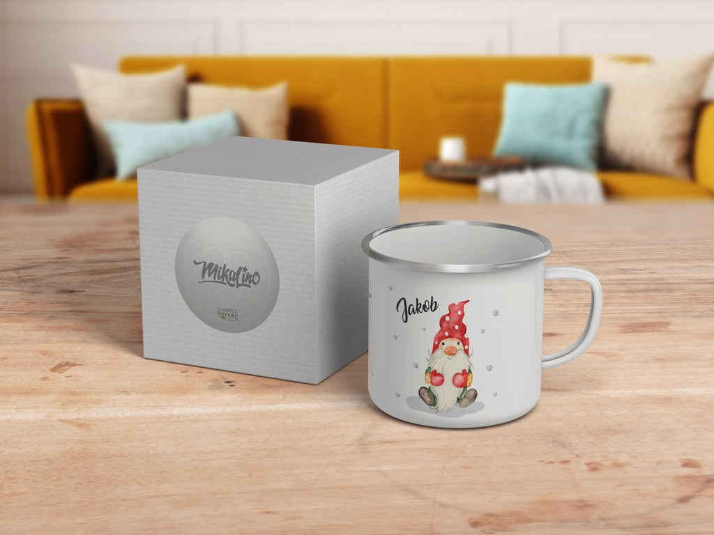 Emaille Tasse Fröhlicher Wichtel im Winter in rot personalisiert mit Namen - von Mikalino