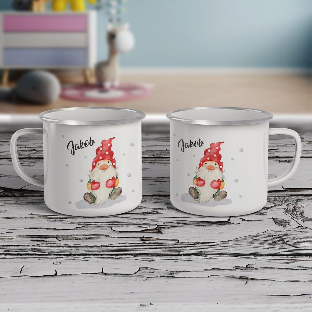 Emaille Tasse Fröhlicher Wichtel im Winter in rot personalisiert mit Namen - von Mikalino