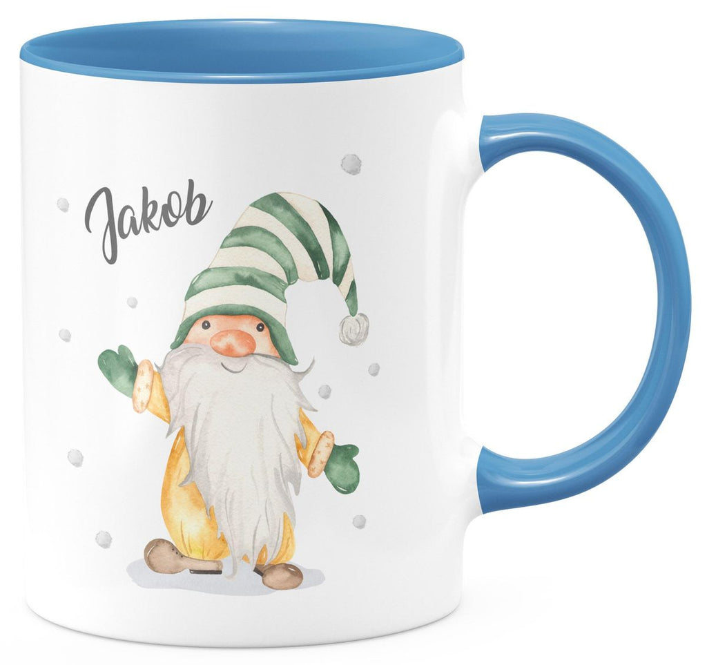 Keramik Tasse Fröhlicher Wichtel im Winter in grün - personalisiert mit Namen - von Mikalino