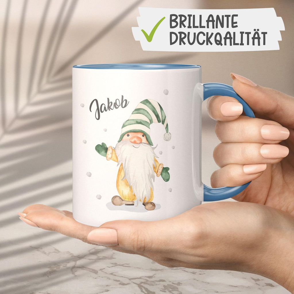 Keramik Tasse Fröhlicher Wichtel im Winter in grün - personalisiert mit Namen - von Mikalino