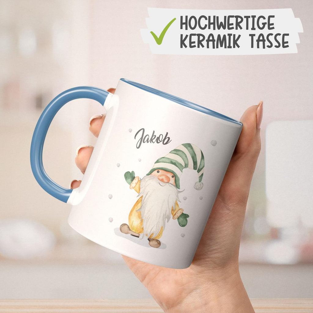 Keramik Tasse Fröhlicher Wichtel im Winter in grün - personalisiert mit Namen - von Mikalino