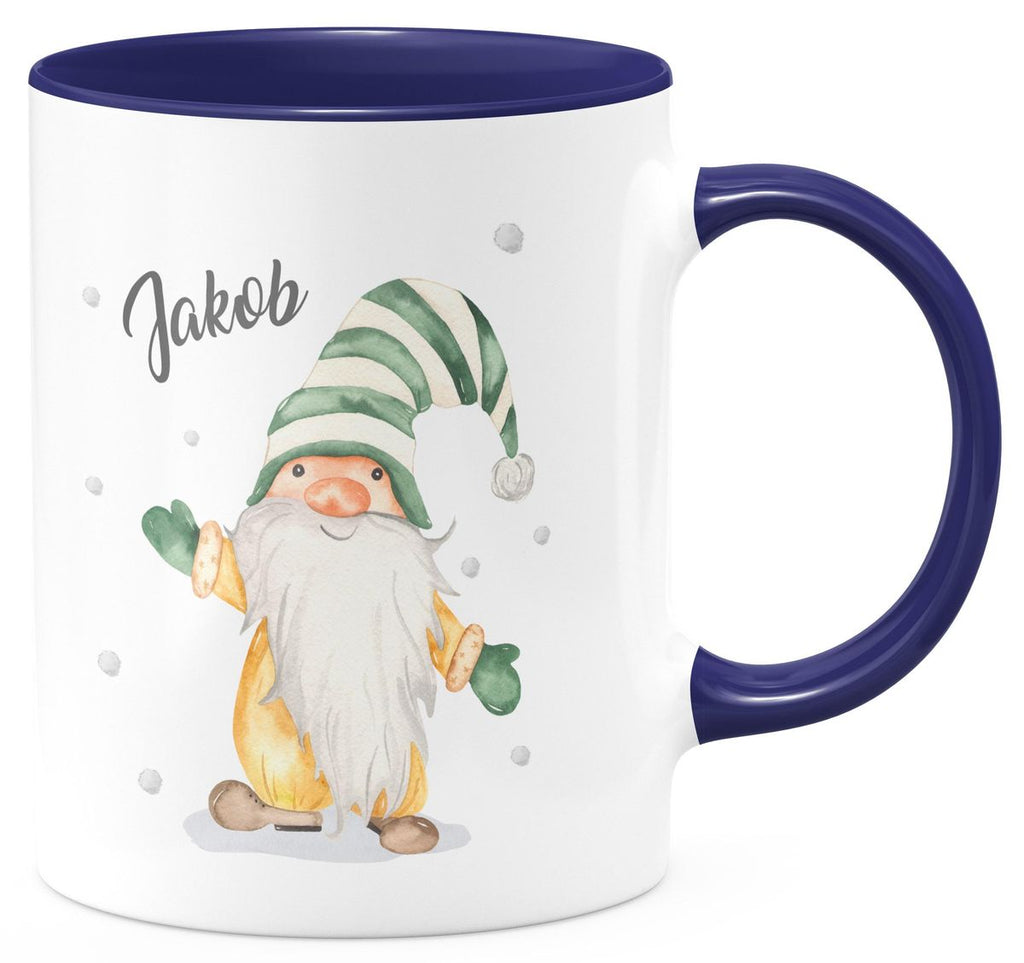 Keramik Tasse Fröhlicher Wichtel im Winter in grün - personalisiert mit Namen - von Mikalino