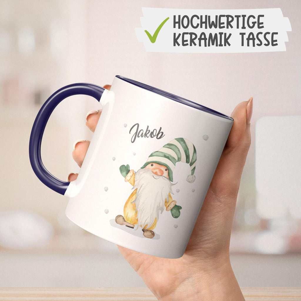 Keramik Tasse Fröhlicher Wichtel im Winter in grün - personalisiert mit Namen - von Mikalino