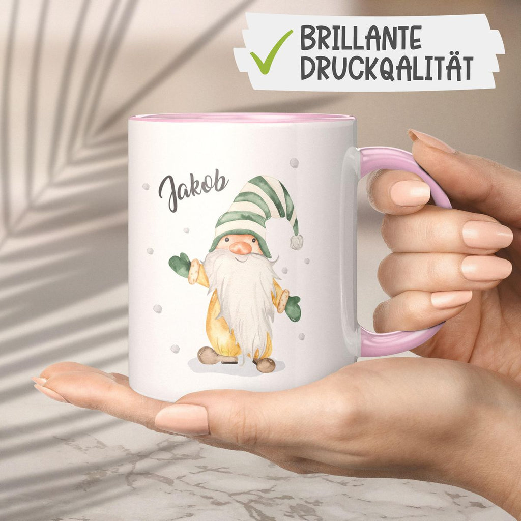 Keramik Tasse Fröhlicher Wichtel im Winter in grün - personalisiert mit Namen - von Mikalino