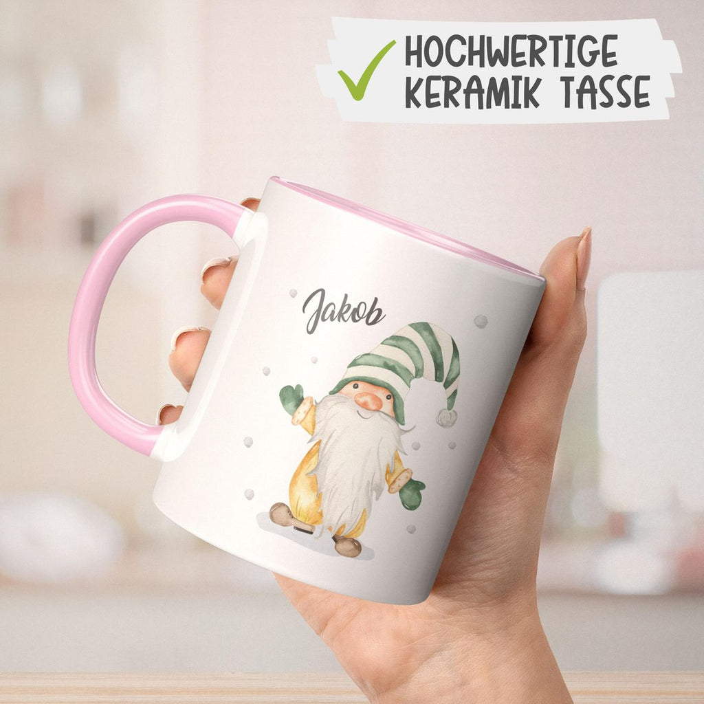 Keramik Tasse Fröhlicher Wichtel im Winter in grün - personalisiert mit Namen - von Mikalino