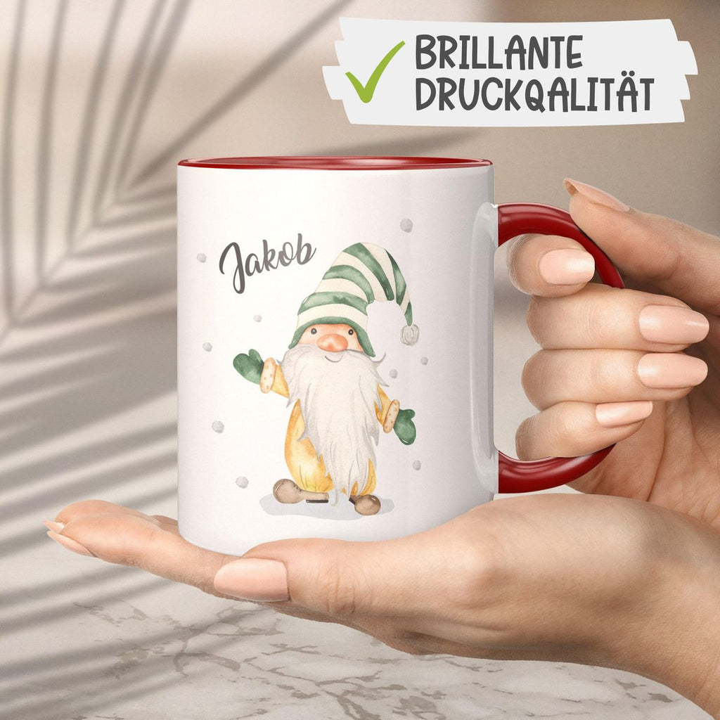 Keramik Tasse Fröhlicher Wichtel im Winter in grün - personalisiert mit Namen - von Mikalino