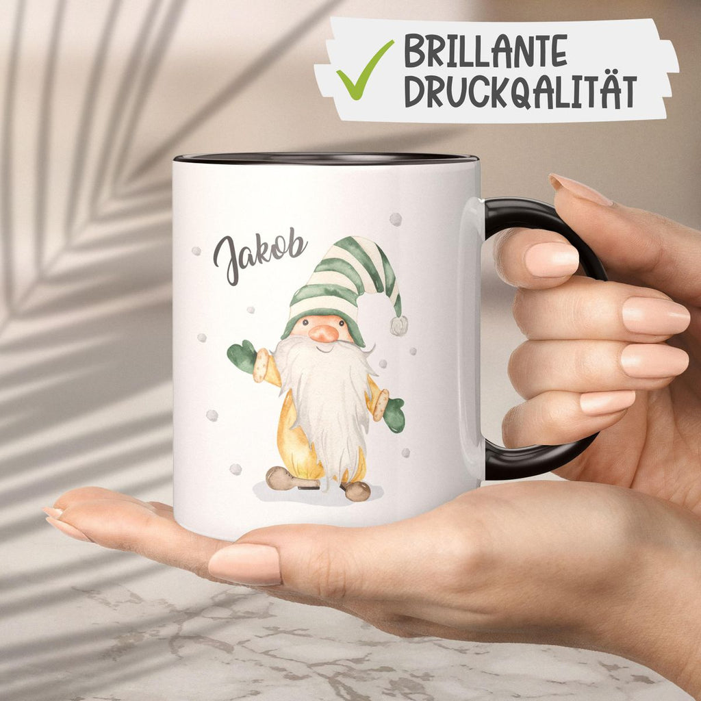 Keramik Tasse Fröhlicher Wichtel im Winter in grün - personalisiert mit Namen - von Mikalino