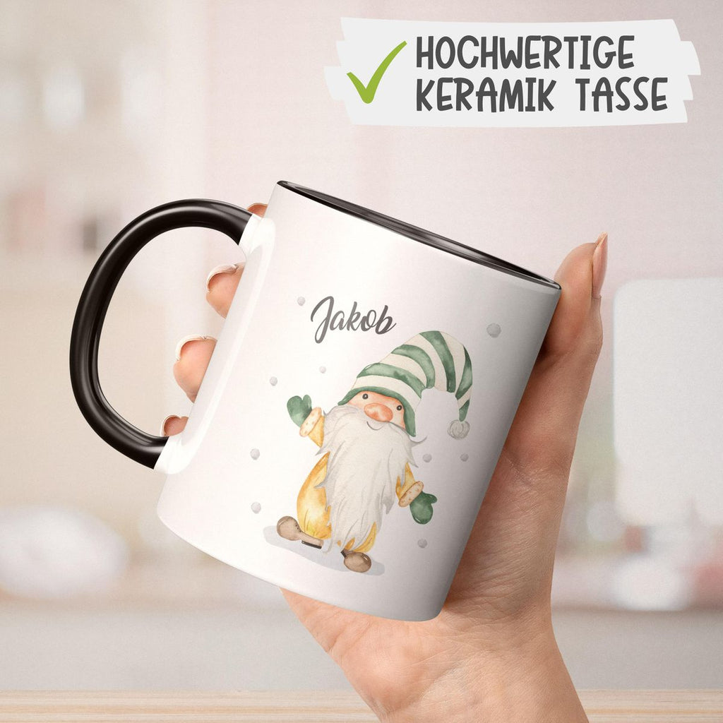 Keramik Tasse Fröhlicher Wichtel im Winter in grün - personalisiert mit Namen - von Mikalino