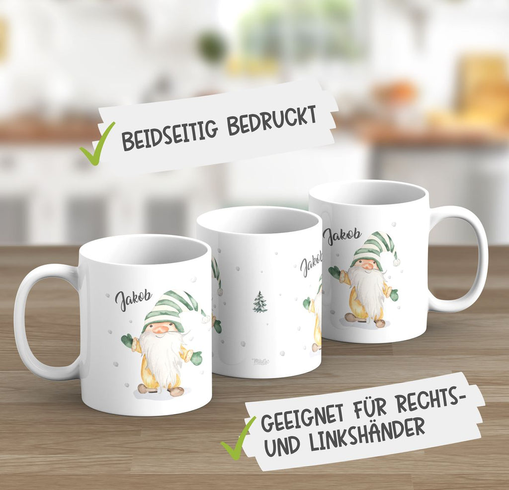 Keramik Tasse Fröhlicher Wichtel im Winter in grün - personalisiert mit Namen - von Mikalino