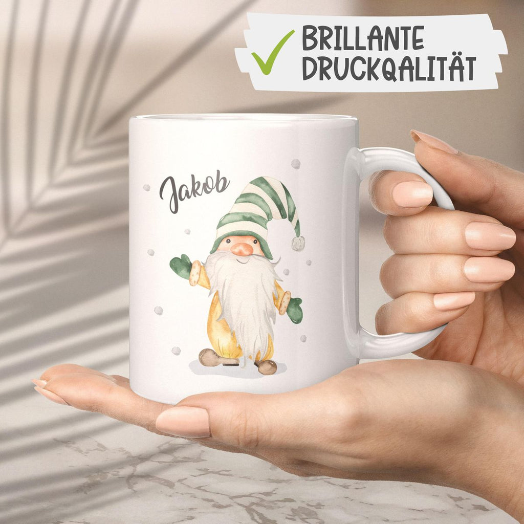 Keramik Tasse Fröhlicher Wichtel im Winter in grün - personalisiert mit Namen - von Mikalino