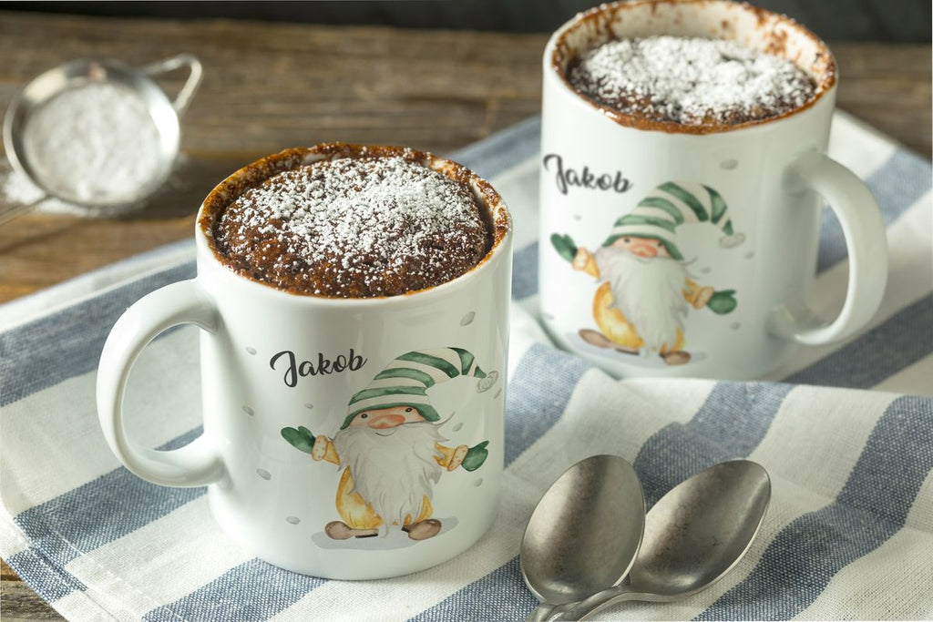 Keramik Tasse Fröhlicher Wichtel im Winter in grün - personalisiert mit Namen - von Mikalino