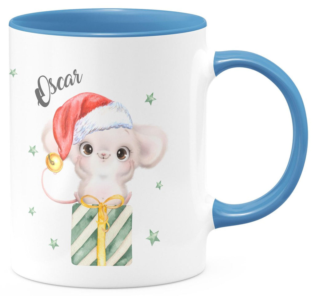 Keramik Tasse Süße Weihnachtsmaus auf einem Geschenk - personalisiert mit Namen - von Mikalino