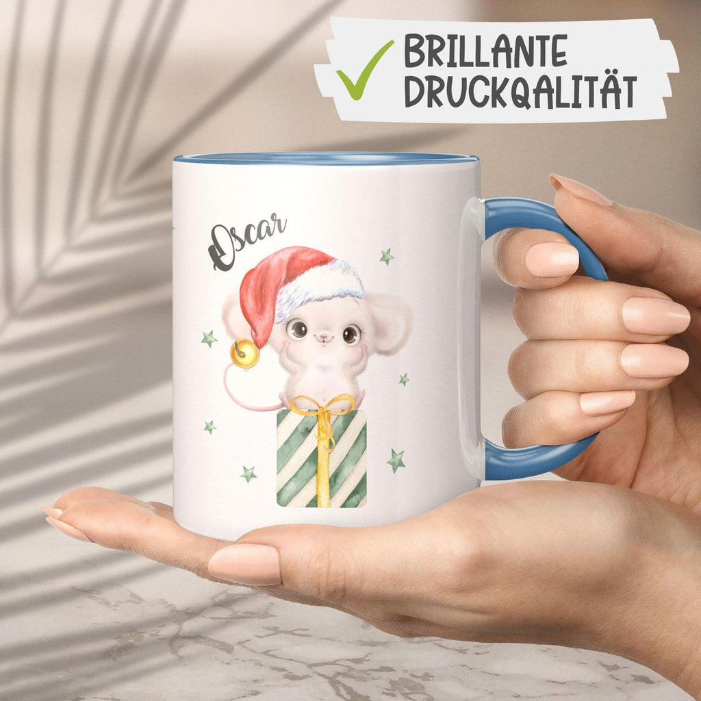 Keramik Tasse Süße Weihnachtsmaus auf einem Geschenk - personalisiert mit Namen - von Mikalino