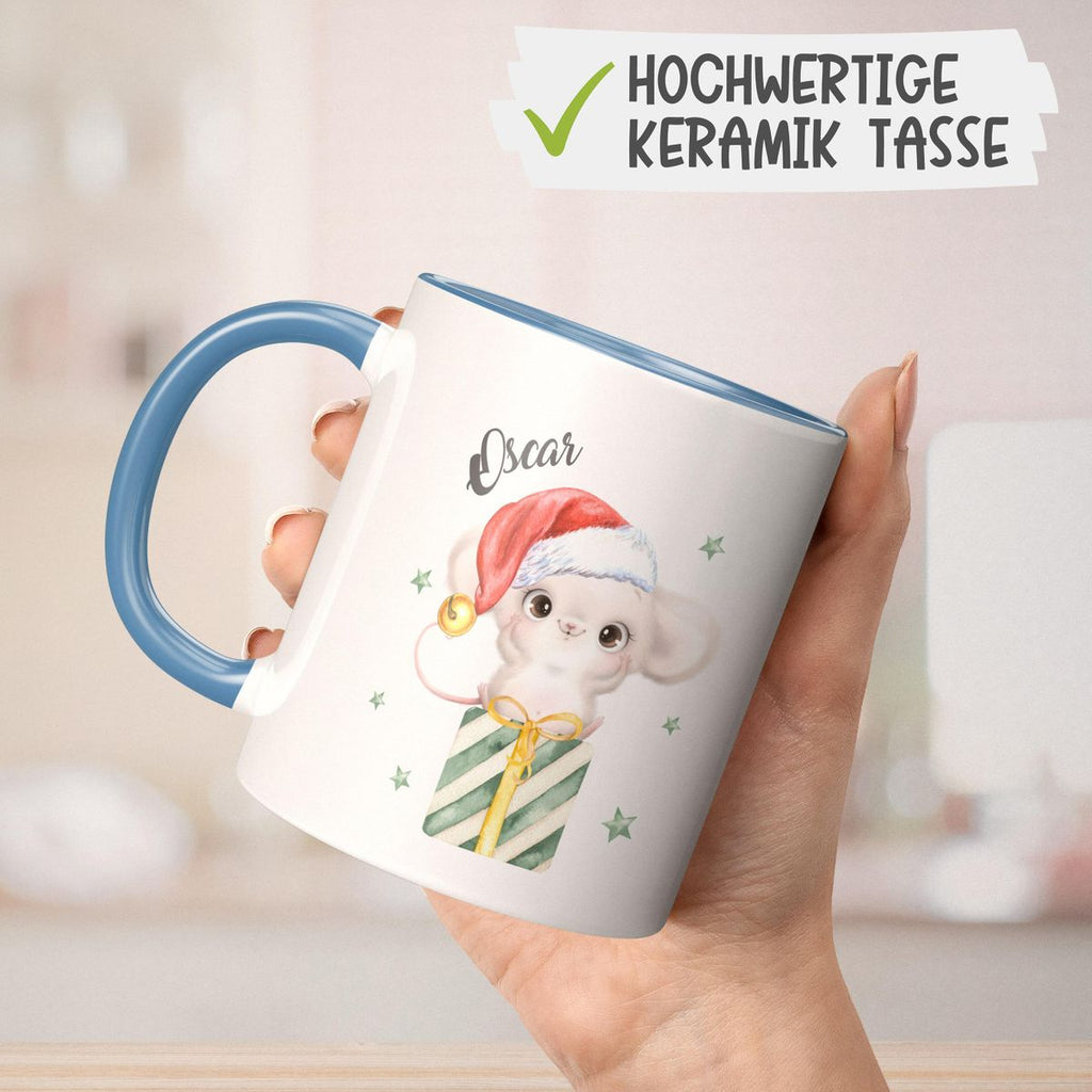 Keramik Tasse Süße Weihnachtsmaus auf einem Geschenk - personalisiert mit Namen - von Mikalino