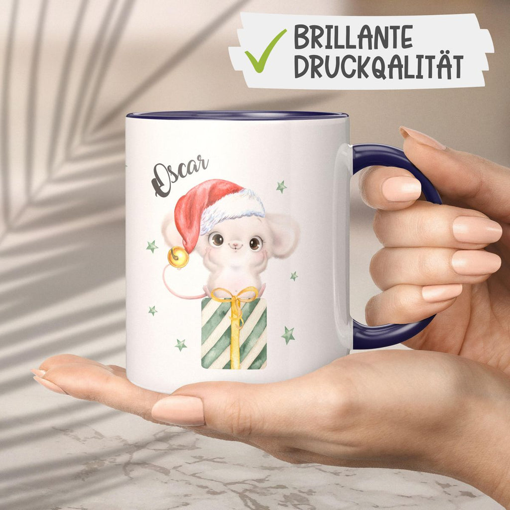 Keramik Tasse Süße Weihnachtsmaus auf einem Geschenk - personalisiert mit Namen - von Mikalino