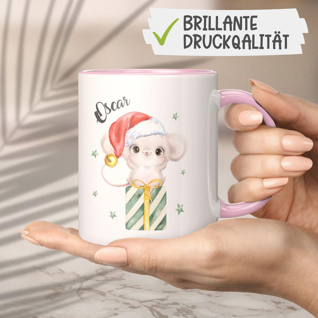 Keramik Tasse Süße Weihnachtsmaus auf einem Geschenk - personalisiert mit Namen - von Mikalino