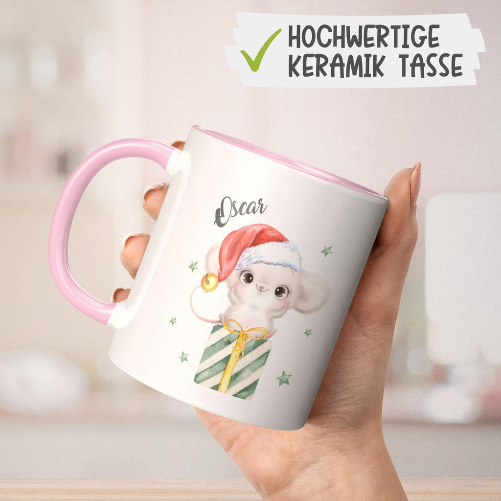 Keramik Tasse Süße Weihnachtsmaus auf einem Geschenk - personalisiert mit Namen - von Mikalino