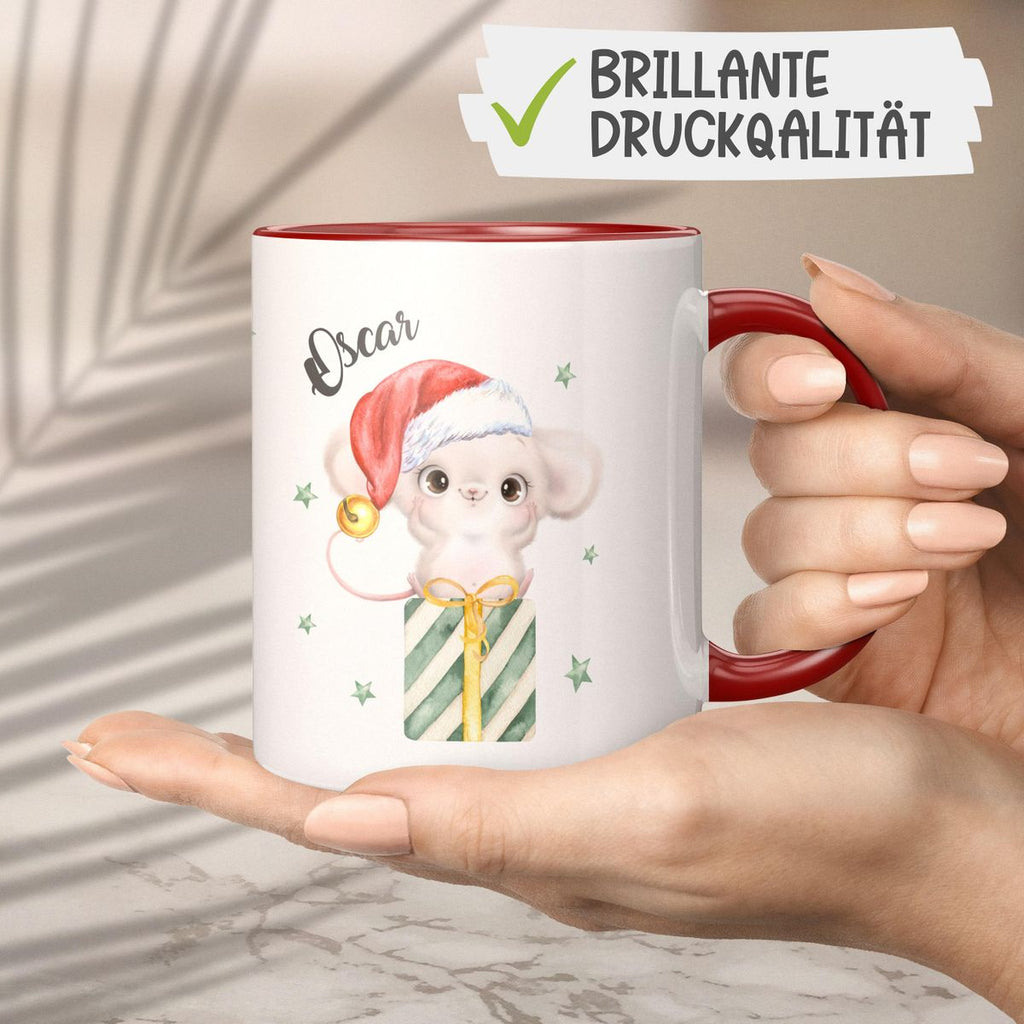 Keramik Tasse Süße Weihnachtsmaus auf einem Geschenk - personalisiert mit Namen - von Mikalino