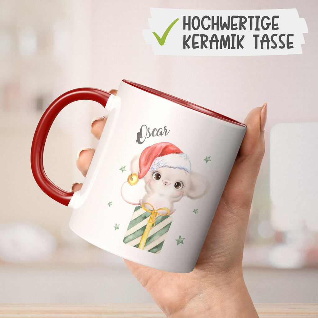 Keramik Tasse Süße Weihnachtsmaus auf einem Geschenk - personalisiert mit Namen - von Mikalino