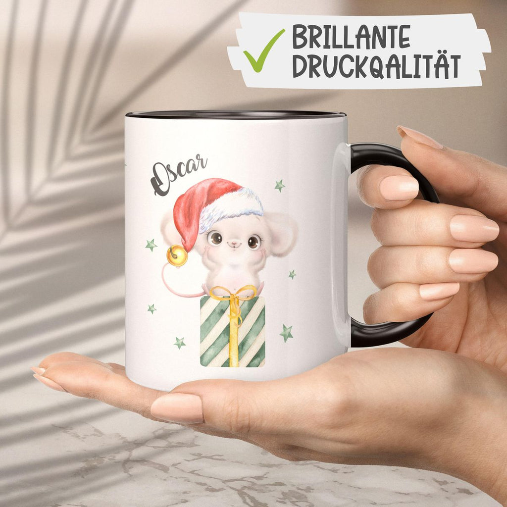 Keramik Tasse Süße Weihnachtsmaus auf einem Geschenk - personalisiert mit Namen - von Mikalino