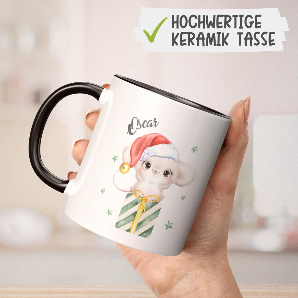 Keramik Tasse Süße Weihnachtsmaus auf einem Geschenk - personalisiert mit Namen - von Mikalino