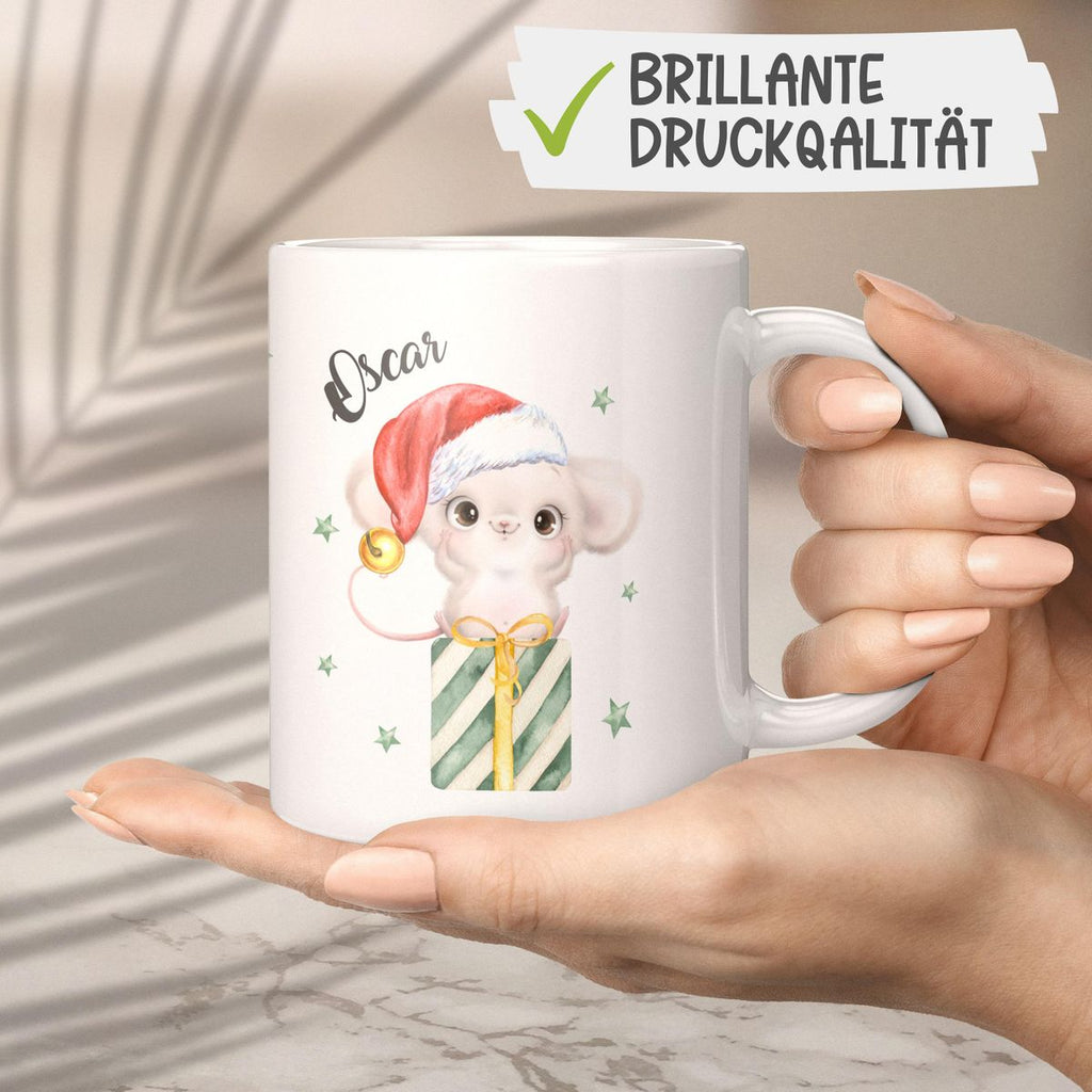 Keramik Tasse Süße Weihnachtsmaus auf einem Geschenk - personalisiert mit Namen - von Mikalino