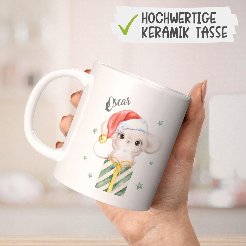 Keramik Tasse Süße Weihnachtsmaus auf einem Geschenk - personalisiert mit Namen - von Mikalino