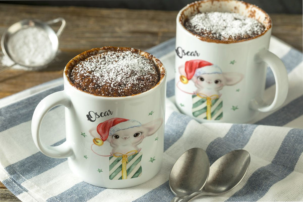 Keramik Tasse Süße Weihnachtsmaus auf einem Geschenk - personalisiert mit Namen - von Mikalino