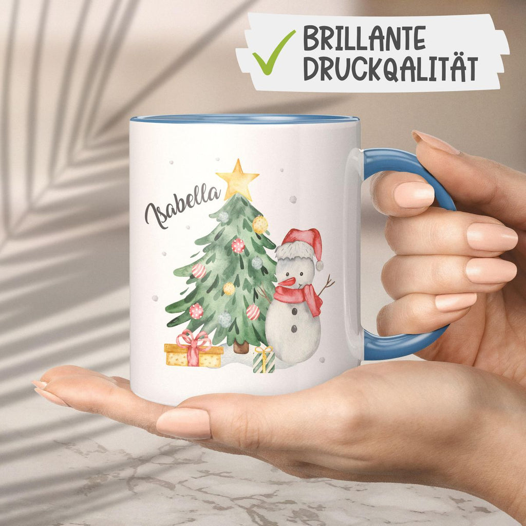 Keramik Tasse Fröhlicher Schneemann mit Weihnachtsbaum im Schnee - personalisiert mit Namen - von Mikalino