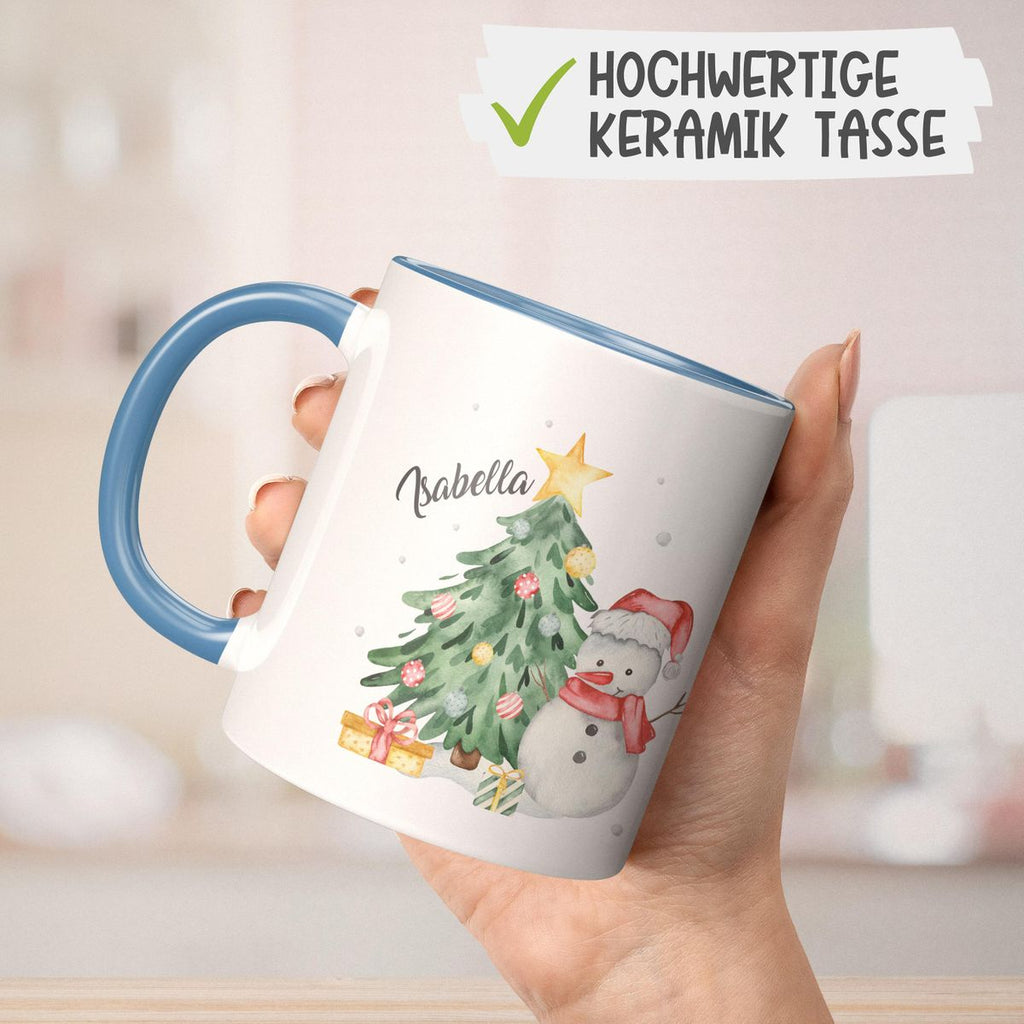 Keramik Tasse Fröhlicher Schneemann mit Weihnachtsbaum im Schnee - personalisiert mit Namen - von Mikalino