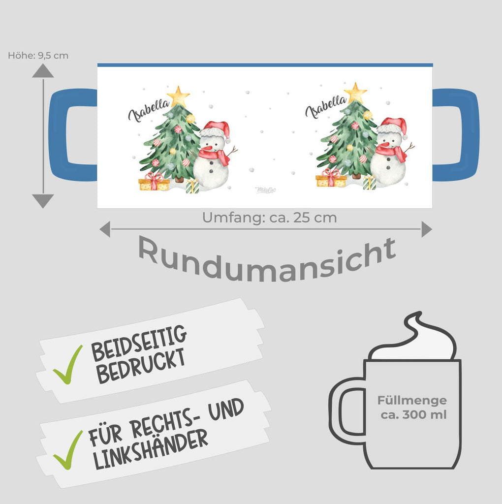 Keramik Tasse Fröhlicher Schneemann mit Weihnachtsbaum im Schnee - personalisiert mit Namen - von Mikalino