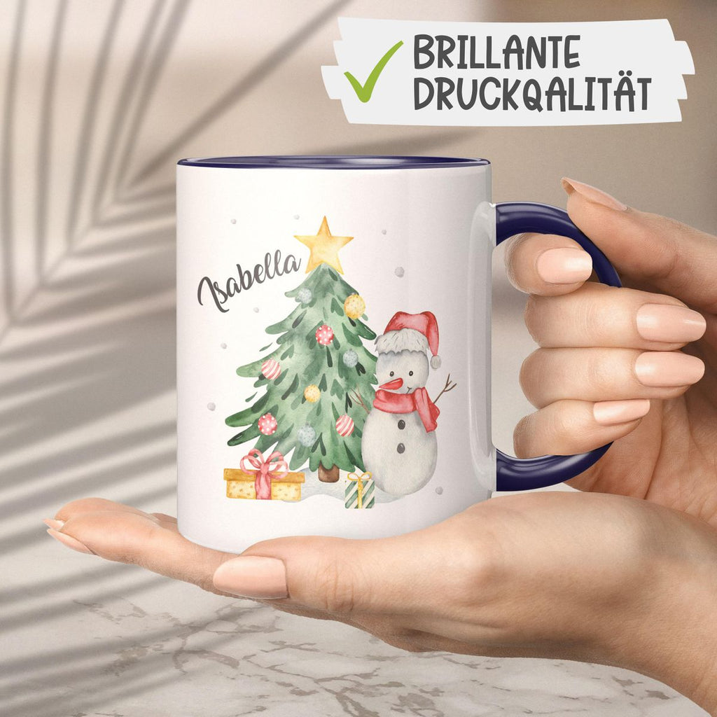 Keramik Tasse Fröhlicher Schneemann mit Weihnachtsbaum im Schnee - personalisiert mit Namen - von Mikalino