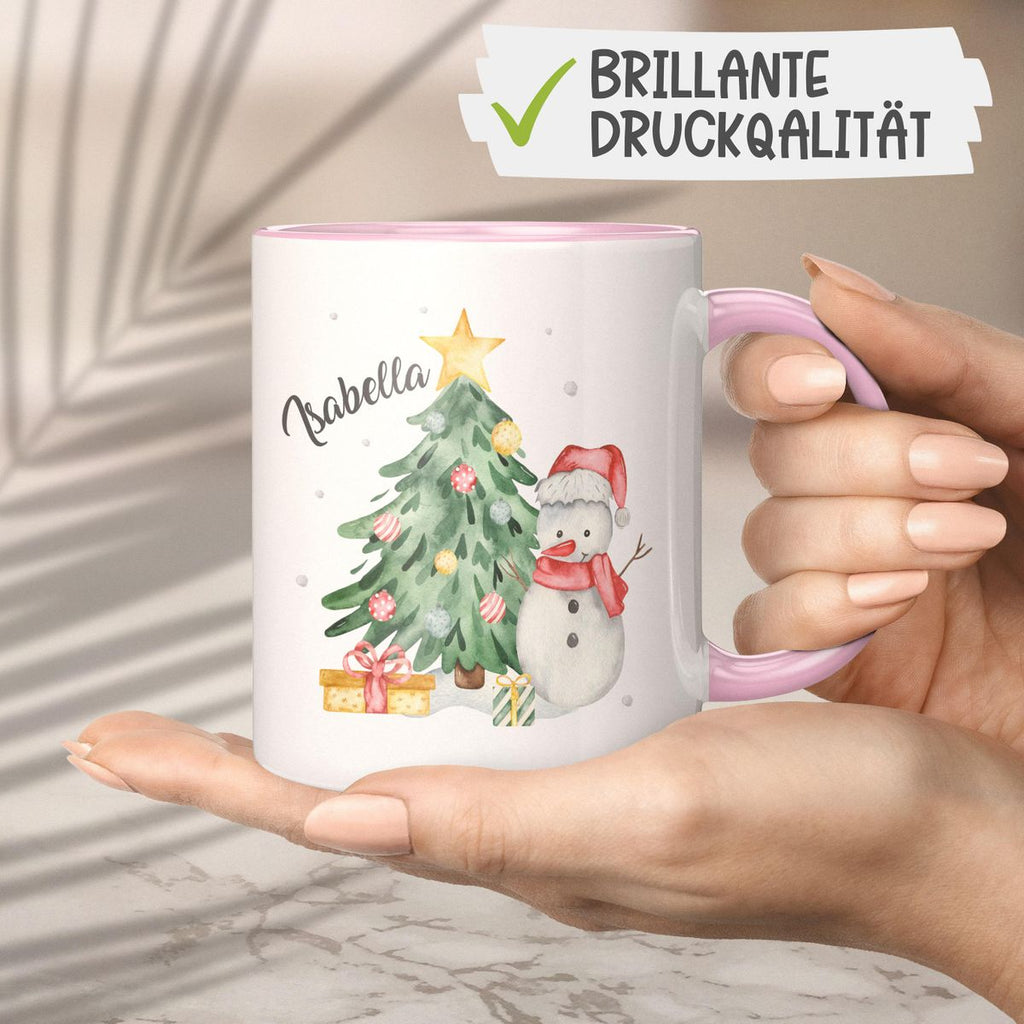 Keramik Tasse Fröhlicher Schneemann mit Weihnachtsbaum im Schnee - personalisiert mit Namen - von Mikalino